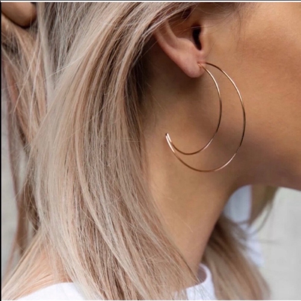 ⭐️3/&17⭐️ OR ❌FREE WITH BUNDLE❌ Stunning Moon Shaped Dangle Earrings Silver/Gold